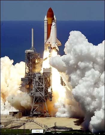 Discovery Liftoff (AP Photo)
